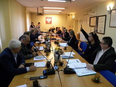 Sesja Rady Miejskiej: Wybory, kontrowersje, uchwały